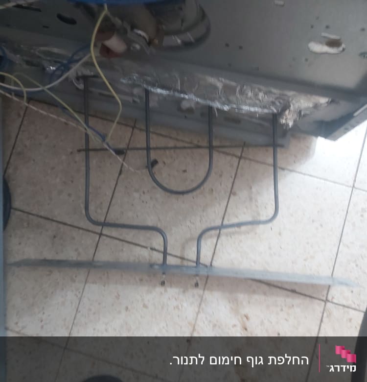חוטי חשמל ומבנה מתכתי במכשיר חשמלי